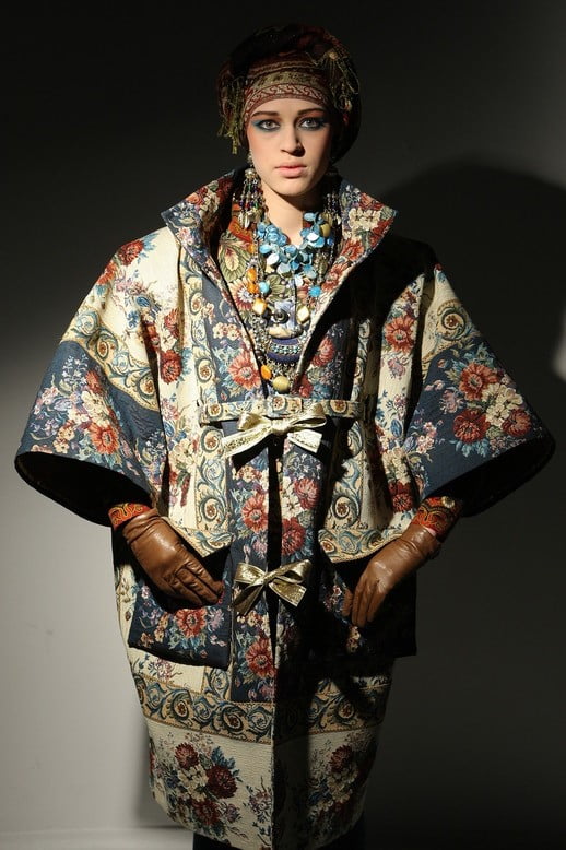Пальто в стиле бохо с золотистыми лентами из коллекции Вячеслава Зайцева