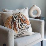 chehol-dekorativnyj-tigr-profil-s-nadpisyu-5022